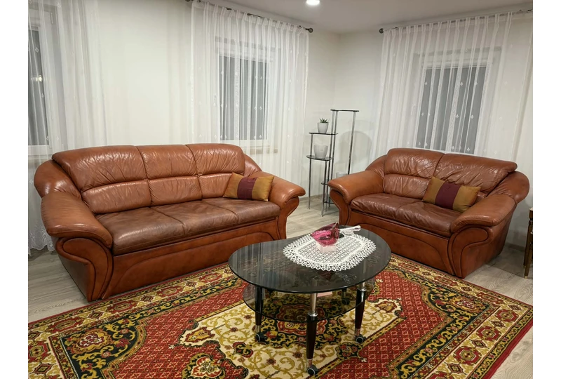 Natūralios odos 3+2 komplektas su miegamomis sofomis