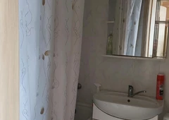 Tvarkingas butas netoli parduotuvių ir parkų