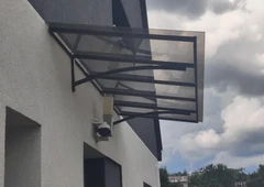Patvar?s stogeliai virš dur? ir teras?||Metalo konstrukcijos stogin?s su polikarbonatu||Aliuminio stogin?s ir verand? stiklinimas||Gaminame ir montuojame stogelius pagal užsakym?||Elegantiški stogeliai nuo saul?s, lietaus ir sniego||Profesionalus stogeli? projektavimas ir montavimas||Stogin?s automobiliams, balkonams ir laiptams